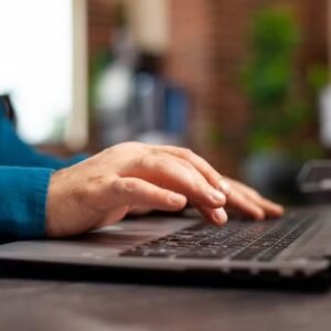 Dois adolescentes são os autores de vídeo pornô falso criado com IA usando imagem de professora, diz polícia