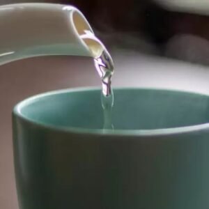 Beber água quente ao acordar faz bem? Veja o que diz a tendência “chinamaxxing”