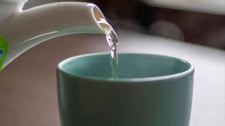 Beber água quente ao acordar faz bem? Veja o que diz a tendência “chinamaxxing”