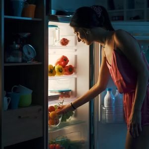 Comer fruta à noite faz mal? Nutricionista esclarece