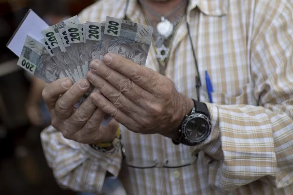 Governo eleva estimativa e faz novo cálculo para salário mínimo em 2027; veja valor