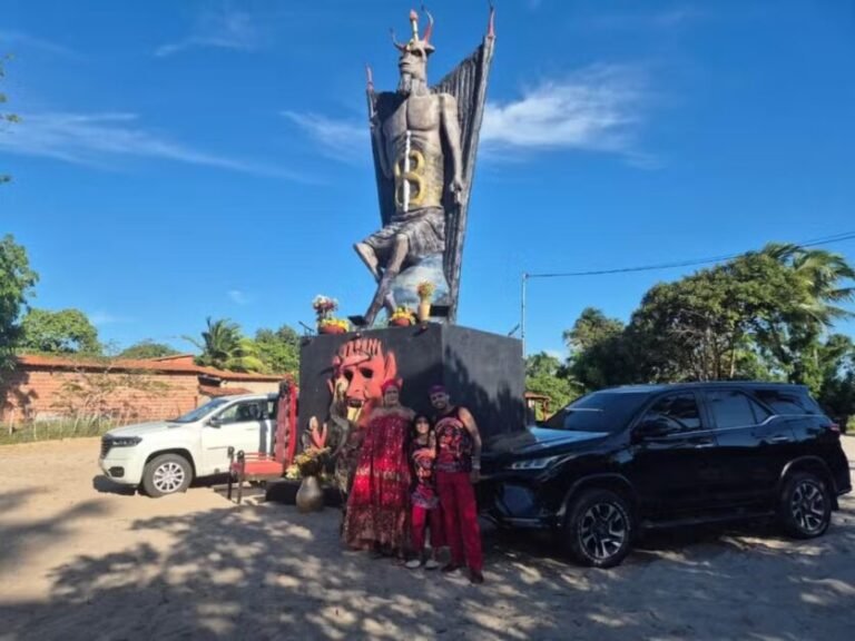Estátua do Diabo: prefeitura diz que obra é legal e defende liberdade religiosa