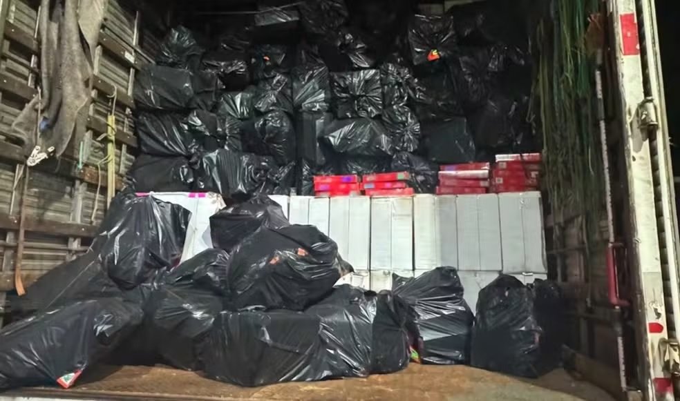 Mais de 25 mil pacotes de cigarros contrabandeados são apreendidos e um homem é preso, no Agreste da PB