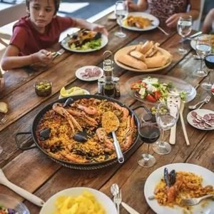 Qual é o melhor horário para jantar e por que comer a mesma coisa tem efeitos diferentes dependendo da hora do dia?