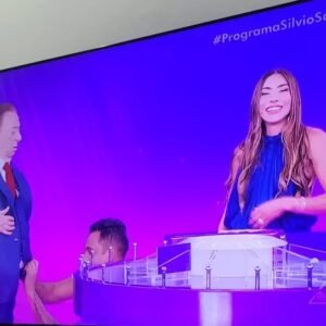 Raul Gil ‘perde as calças’ em programa no SBT; veja o momento