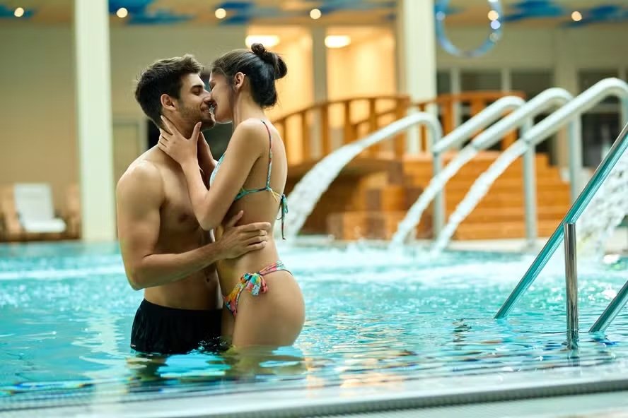 Sexo fora da cama? 47% das pessoas fazem sexo no trabalho, e 43% preferem em jardins, aponta estudo