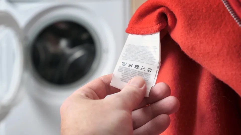 Você sabe o que significam os símbolos nas etiquetas das roupas?