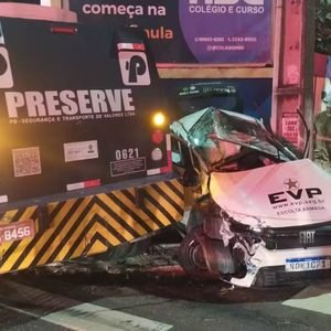 Acidente entre carro-forte e veículo de escolta deixa motorista ferido, em João Pessoa