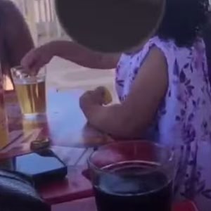 Bebê de 1 ano é filmado ingerindo bebida alcoólica durante reunião de família na Paraíba