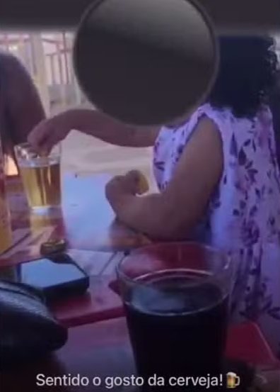 Bebê de 1 ano é filmado ingerindo bebida alcoólica durante reunião de família na Paraíba