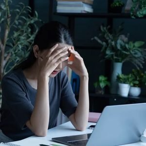 Dor de cabeça: 5 sinais de alerta que exigem atenção médica