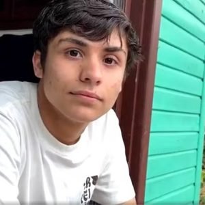 ‘Sou muito mais feliz’: quem é o jovem que vai receber R$ 100 mil após ser expulso de casa por ser gay