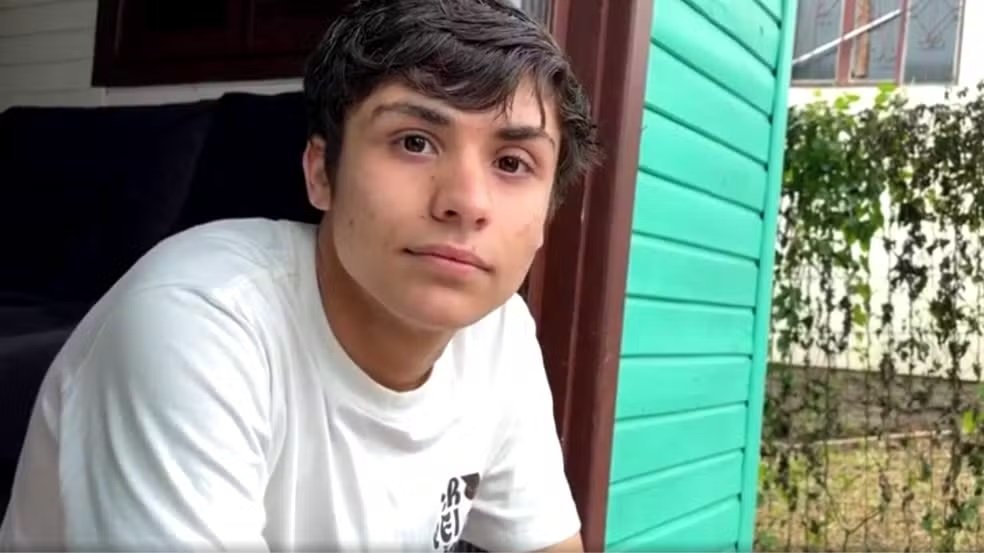 ‘Sou muito mais feliz’: quem é o jovem que vai receber R$ 100 mil após ser expulso de casa por ser gay