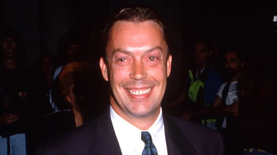 Causa da morte de Tim Curry, ator de ‘Esqueceram de Mim’, é revelada