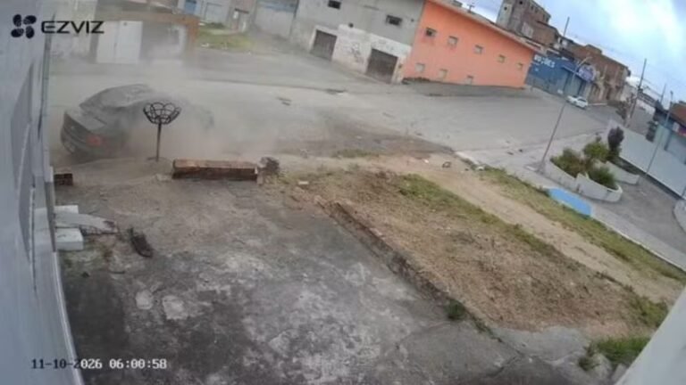 Motorista perde o controle do veículo e sofre grave acidente