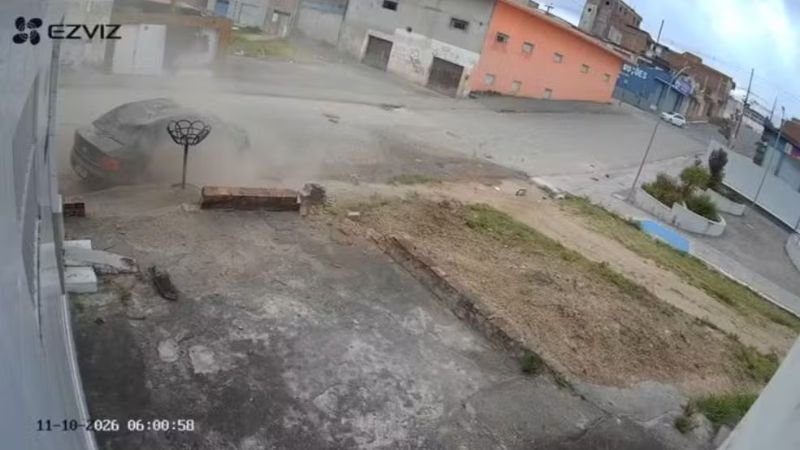 Motorista perde o controle do veículo e sofre grave acidente