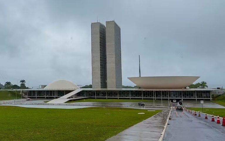 Flávio ou Lula: crescimento do PL no Congresso pode impor desafio à governabilidade, a depender de quem vença eleição