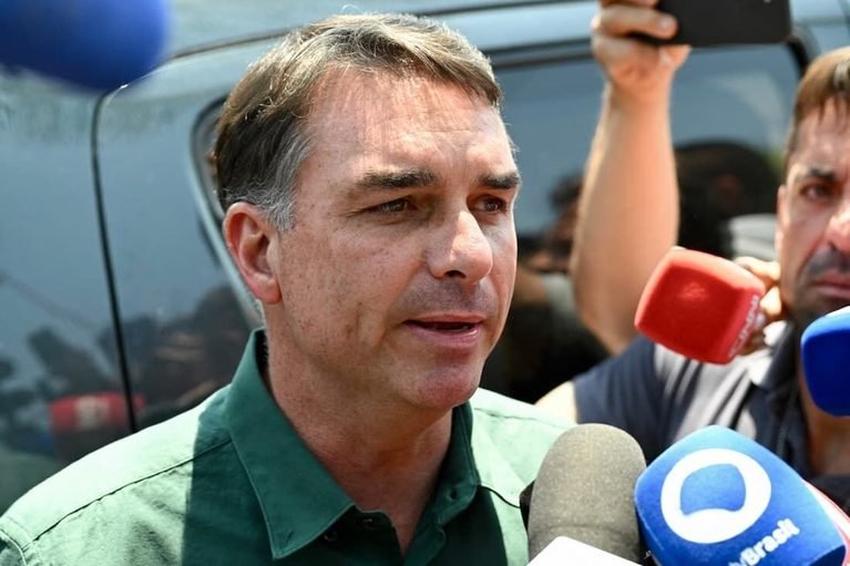 Plano entregue a Flávio Bolsonaro propõe aposentadoria aos 67 anos e revisão do Bolsa Família