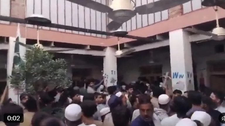 Teto de escola desaba e mata 27 crianças e professora